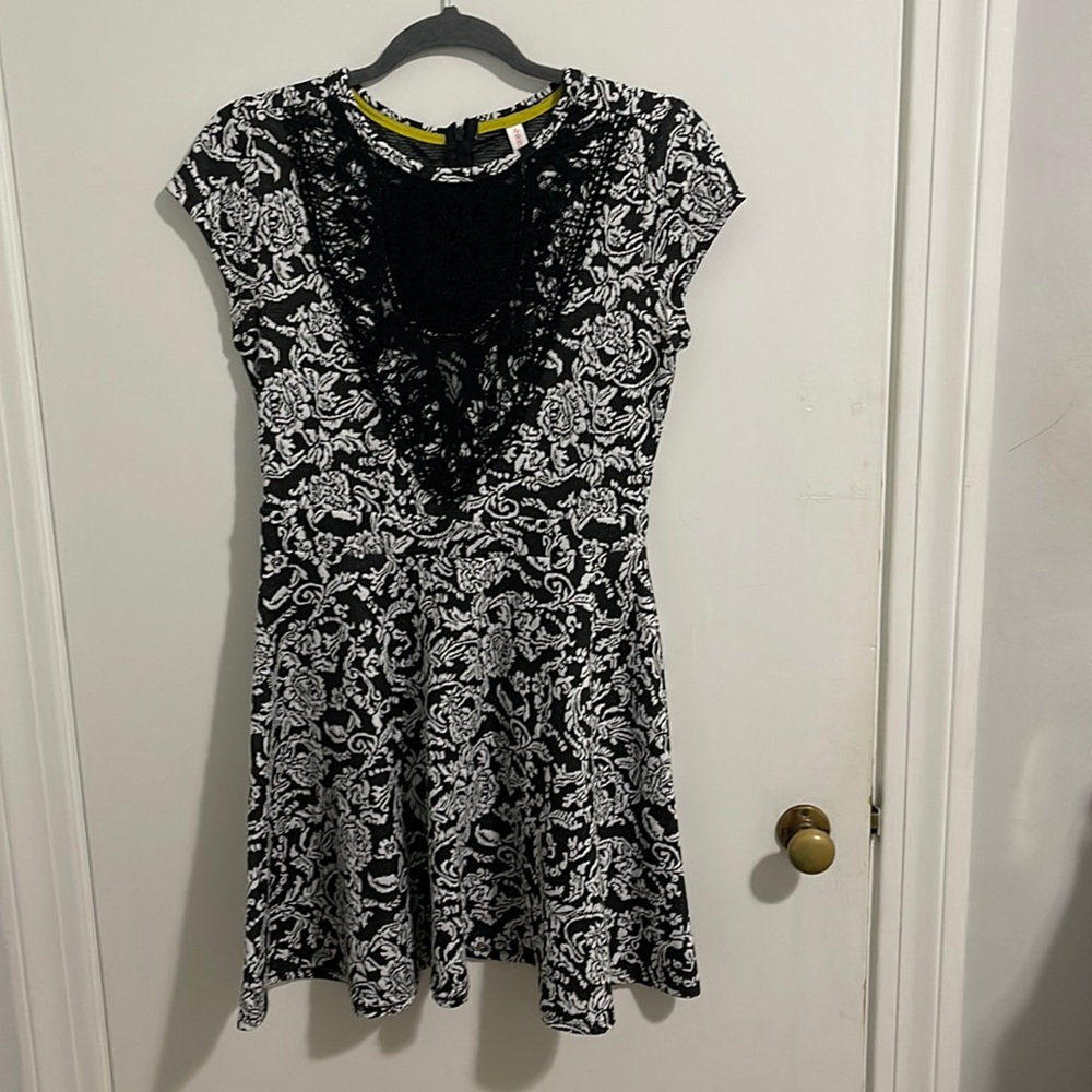 Medium, black and white dress